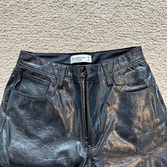 Abercrombie Curve Love Patent Leather 90s Straight Pant in Navy - Picture 4 of 6